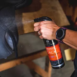 Spryskać równomiernie oczyszczoną wcześniej  preparatem Belvoir Step 1 Tack Cleaner Spray powierzchnię skóry.