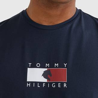 Z przodu ozdobne logo firmy TOMMY HILFIGER.