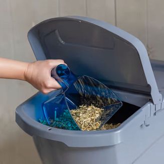 Plastikowa miarka na paszę KERBL 2 l to prosty, ale niezwykle funkcjonalny element wyposażenia stajni.