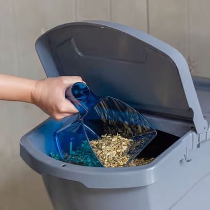 Plastic Feed Scoop for Horses KERBL  2 L – Royal Blue / 29800