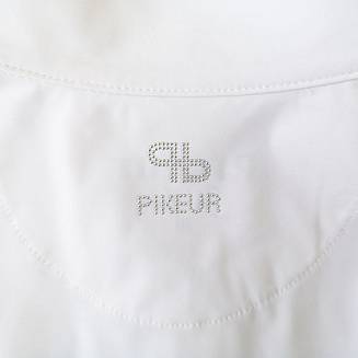 Z tyłu koszuli delikatne logo PIKEUR wykonane srebrnymi dżetami.