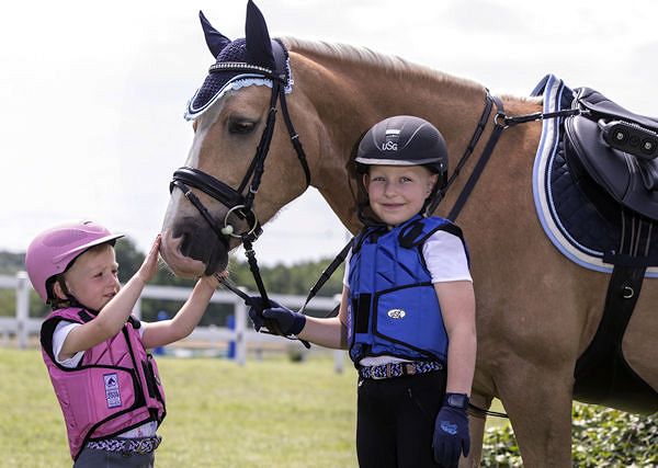 O ateście OCHRONNYCH kamizelek jeździeckich