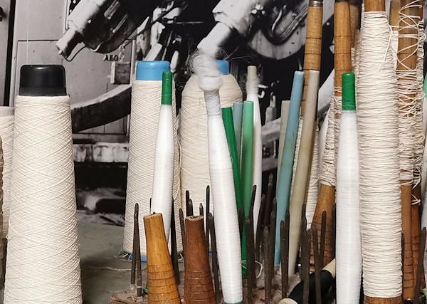 Z jakich włókien produkowana jest odzież jeździecka oraz derki i czapraki dla koni.