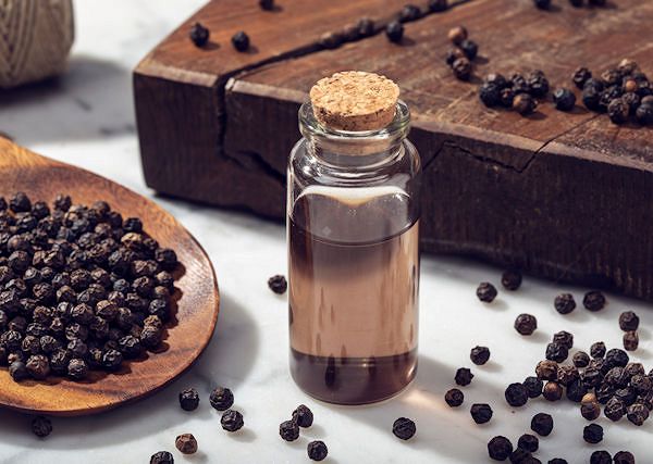 PIEPRZ czarny - olejek. Ważny składnik wcierek rozgrzewających dla koni.